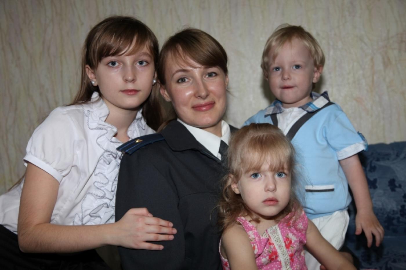 «Моя мама — полицейский». В канун Дня матери JustMedia рассказывает о сотрудницах полиции, которые успешно совмещают службу с ролью многодетной матери - Фото 1