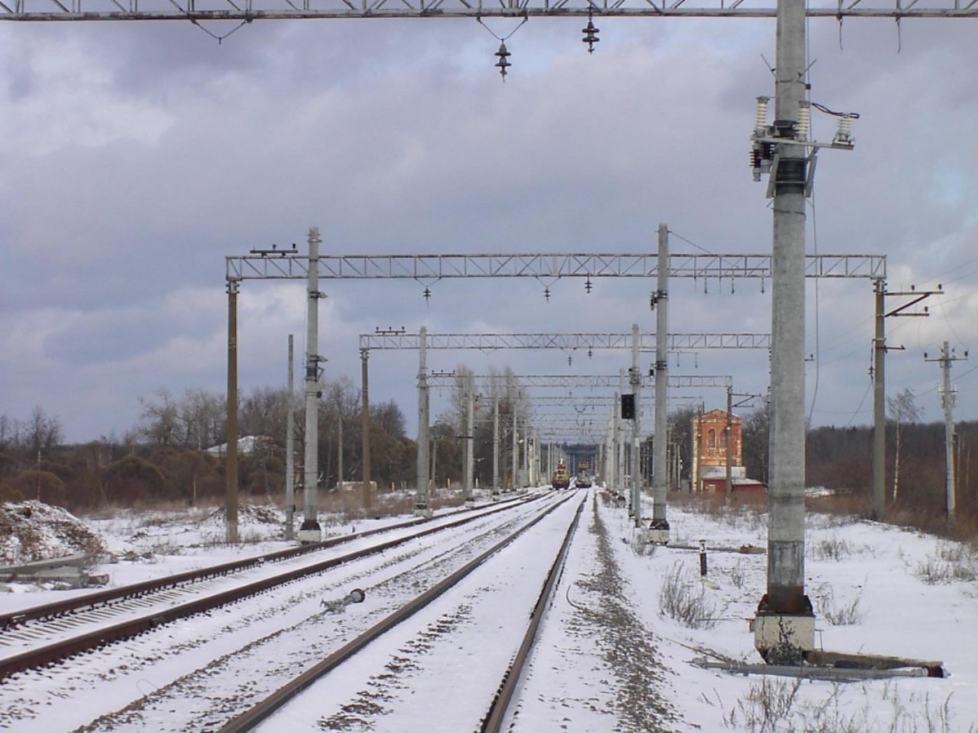 Свердловская железная дорога призывает усилить контроль за поведением детей на объектах железнодорожного транспорта - Фото 1