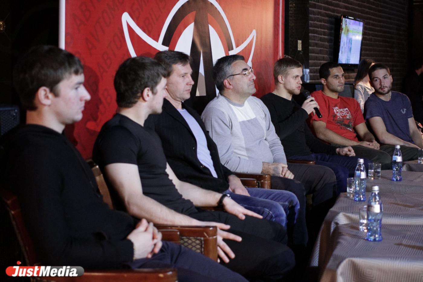 «Кубок Гагарина просить у Деда Мороза или сами справитесь?» — болельщики «Автомобилиста» задали вопросы хоккеистам и руководству клуба - Фото 1