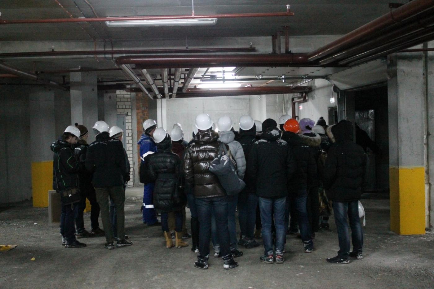 Студенты-строители на одном объекте познакомились со всем строительным циклом: от котлована до заселенного жилья  - Фото 1