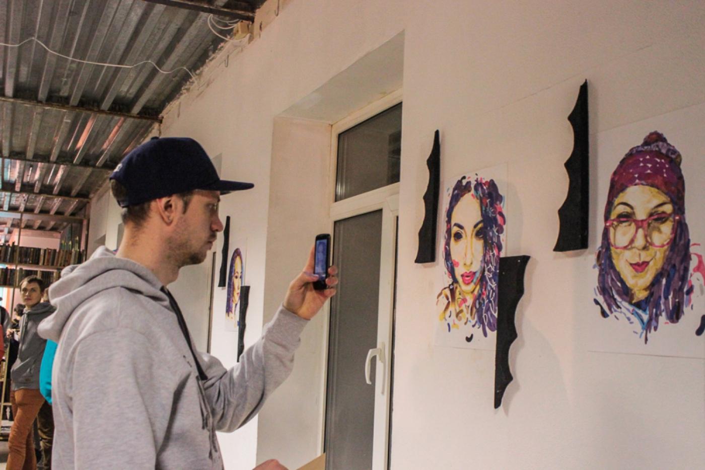 В компании коня в пальто и крокодила с Исети! Екатеринбуржцы примерили на себя творческий «Свитер» - Фото 1