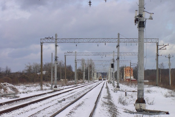 Свердловская железная дорога призывает усилить контроль за поведением детей на объектах железнодорожного транспорта - Фото 1