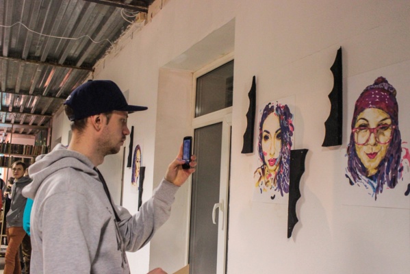 В компании коня в пальто и крокодила с Исети! Екатеринбуржцы примерили на себя творческий «Свитер» - Фото 1