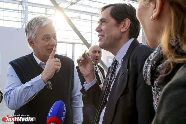 Лучшая свердловская корова и первый урожай огурцов — чем удивляют и угощают иностранных делегатов на Урале - Фото 1