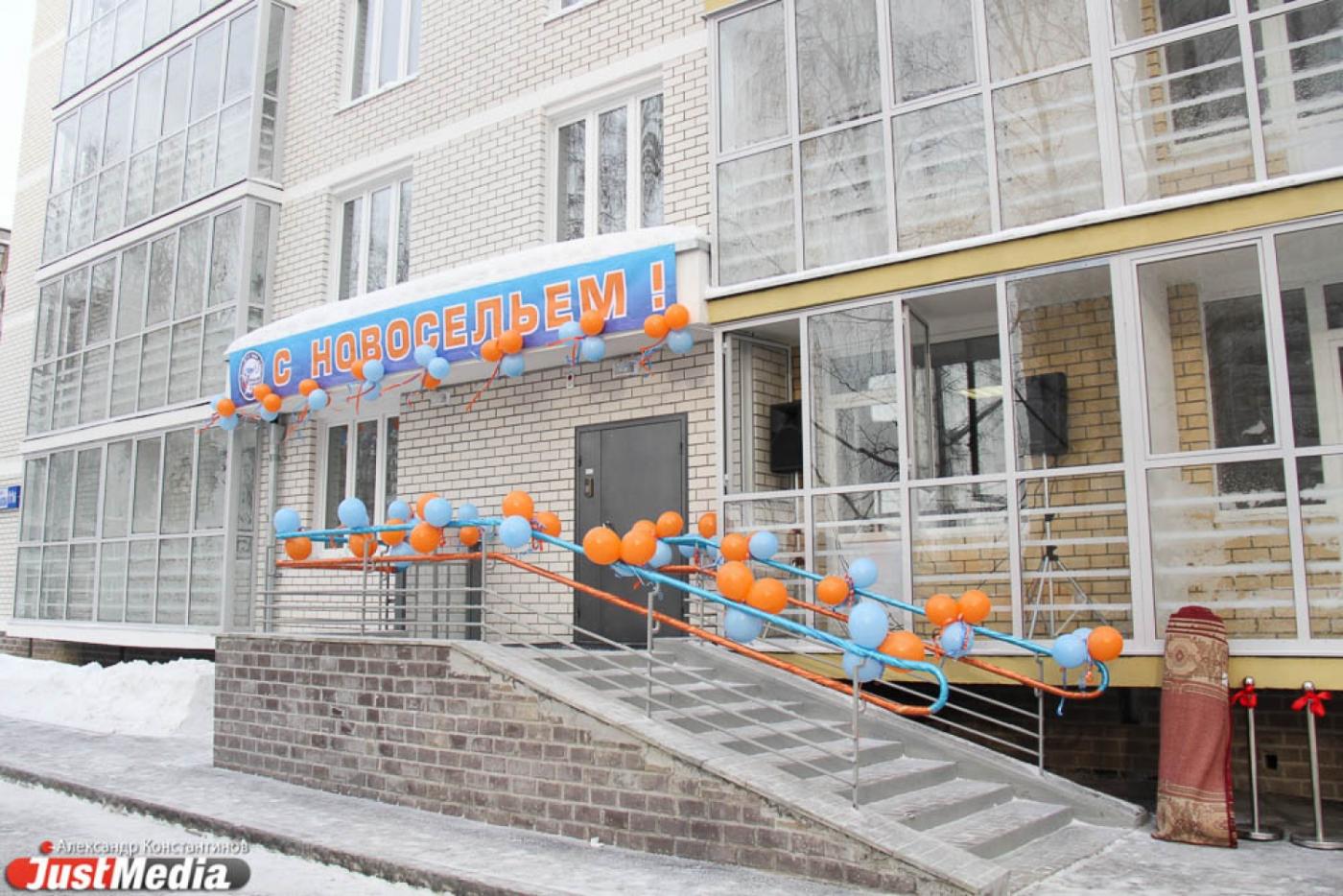 Вот это подарки на 23 февраля! Спасателям вручили ключи от квартир в доме, который построили за семь месяцев - Фото 1