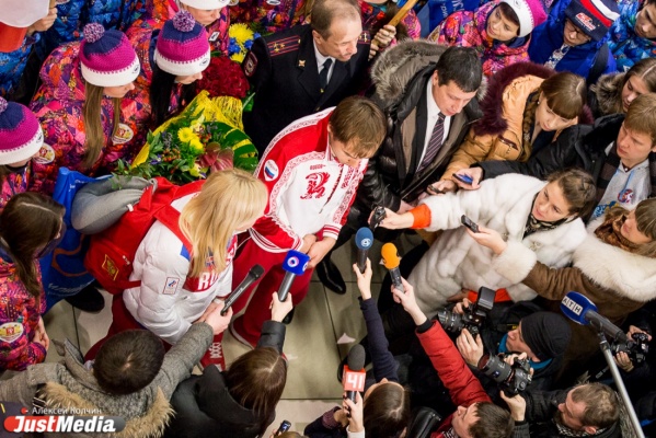 Антон Шипулин: «Мне эта медаль мерещилась прям».  Уральские герои сочинской Олимпиады рано утром прилетели в Екатеринбург