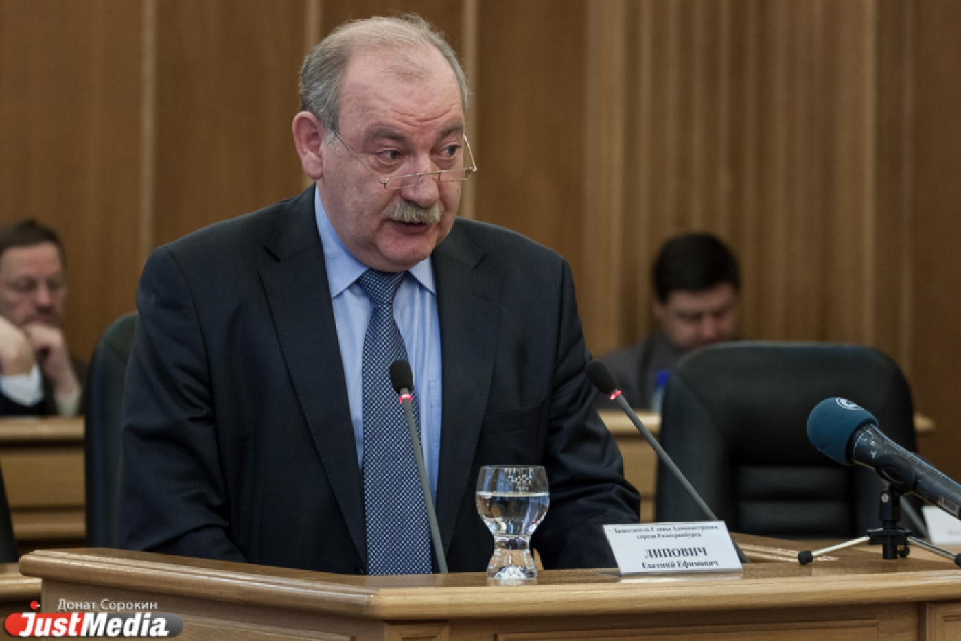 Мэрия хочет убрать рекламу с общественного транспорта: доходы от нее не спасают МУПы, а только портят облик города - Фото 1