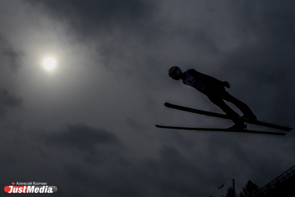 Без ветра не бывает полета. В Нижнем Тагиле определился обладатель Континентального Кубка по прыжкам на лыжах с трамплина - Фото 1