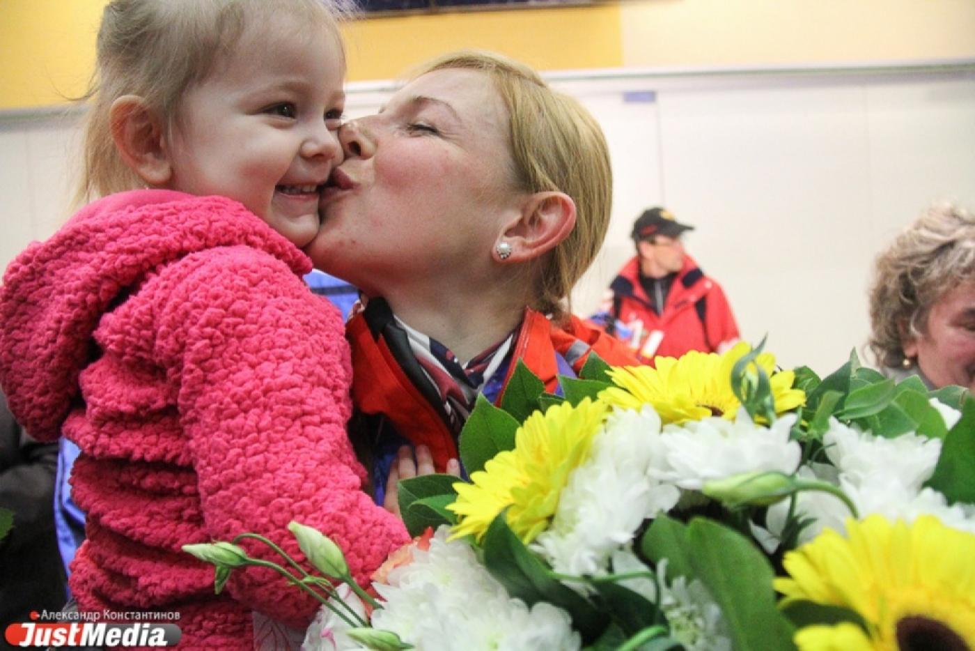 Алена Кауфман: «Все свои победы я посвящаю дочери, которую я так давно не видела». Свердловские паралимпийцы с триумфом вернулись домой - Фото 1