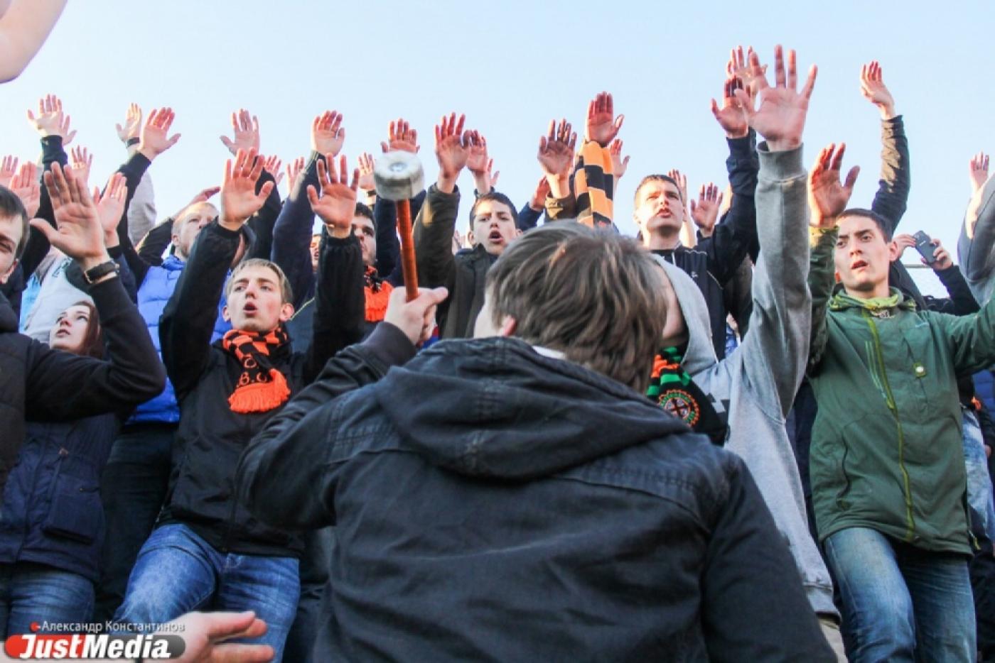 Шесть автобусов с болельщиками, десятки задержанных и 0:2 на табло — итоги «уральского дерби» - Фото 1