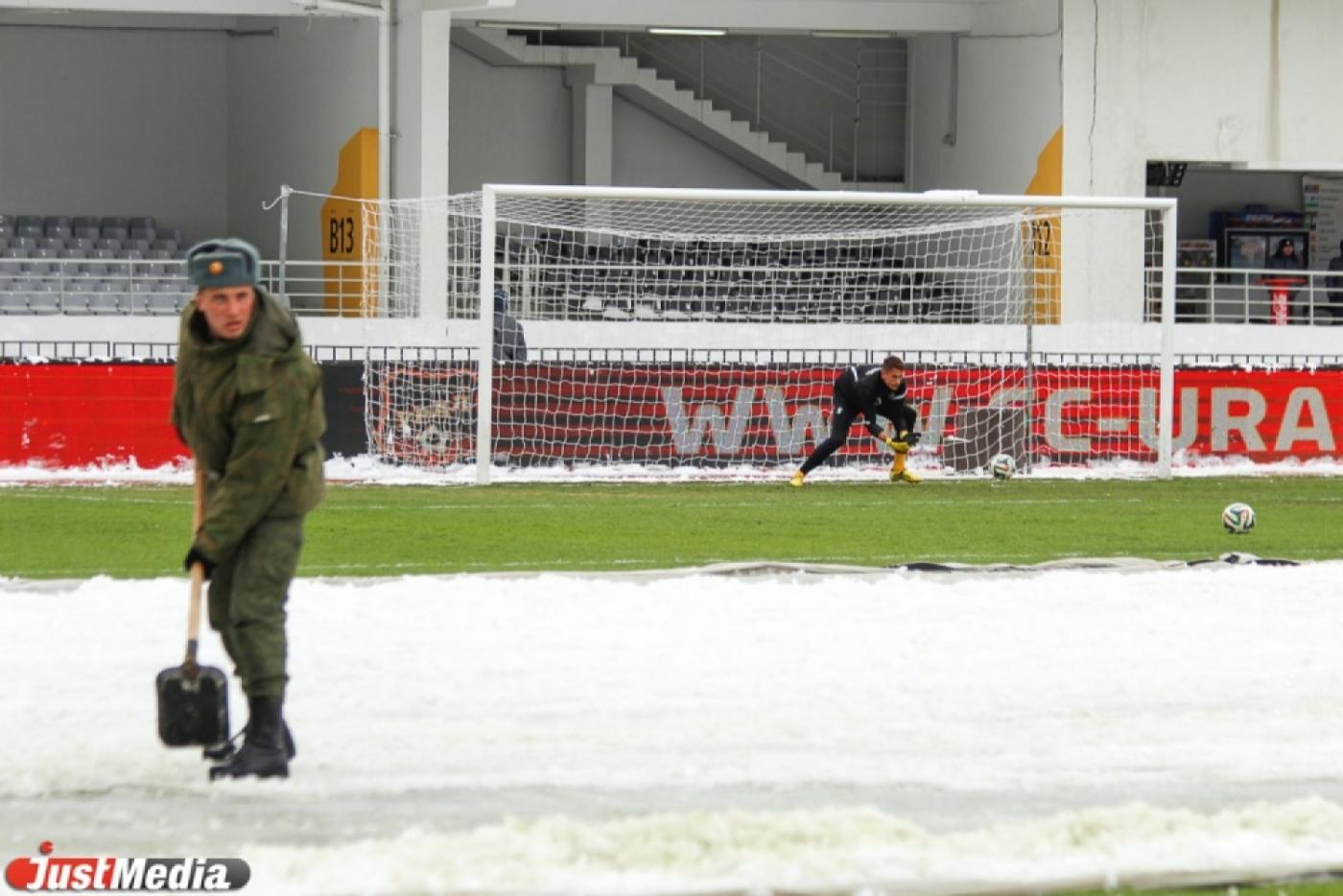 «Урал» не может — армия поможет. Футбольный матч на Центральном стадионе превратился в борьбу со снегом и полем - Фото 1