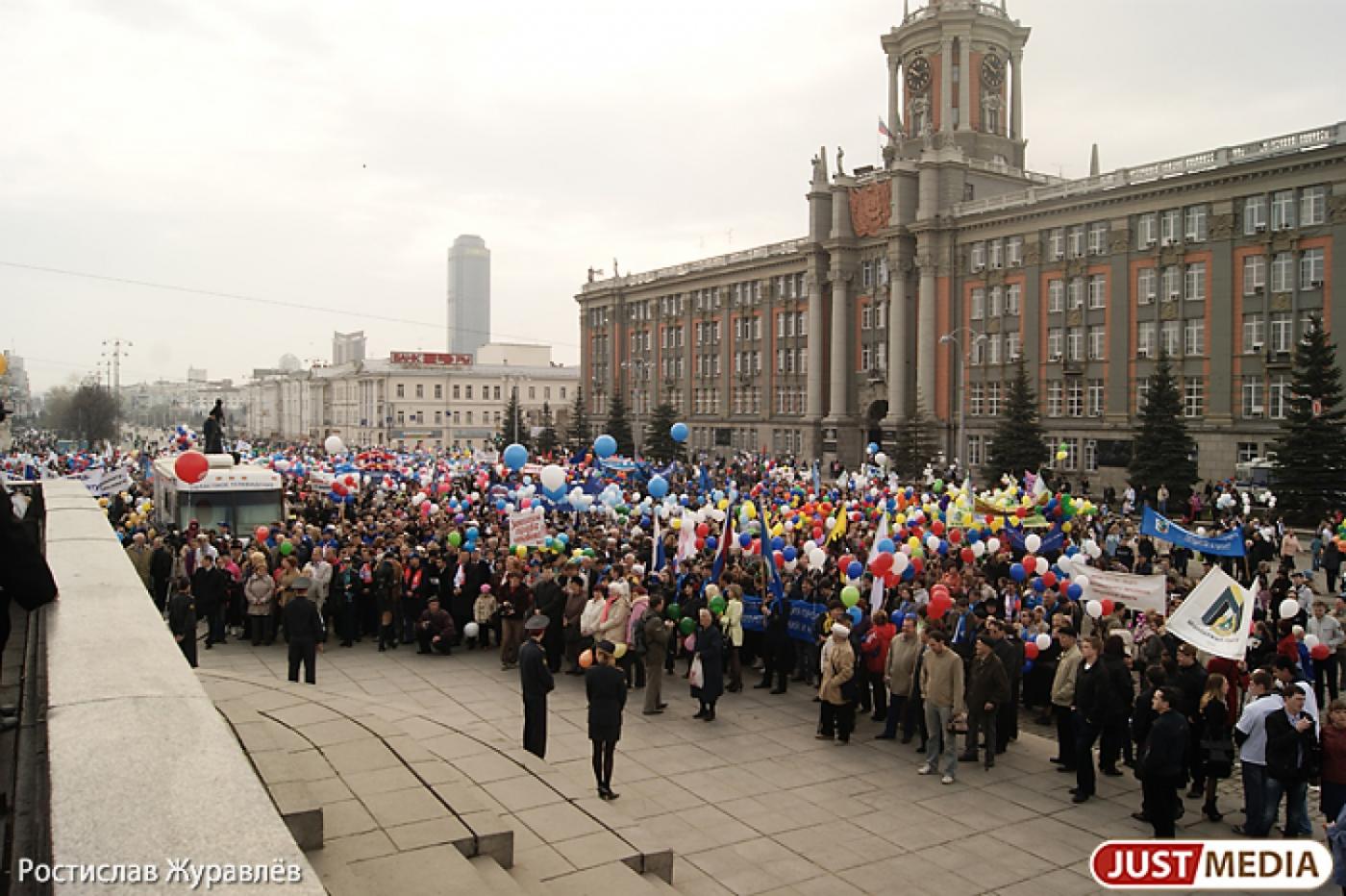 Кремль свердловским властям не указ. Чиновники не оставляют попыток запретить перевозчикам идти на демонстрацию с политическими лозунгами - Фото 1