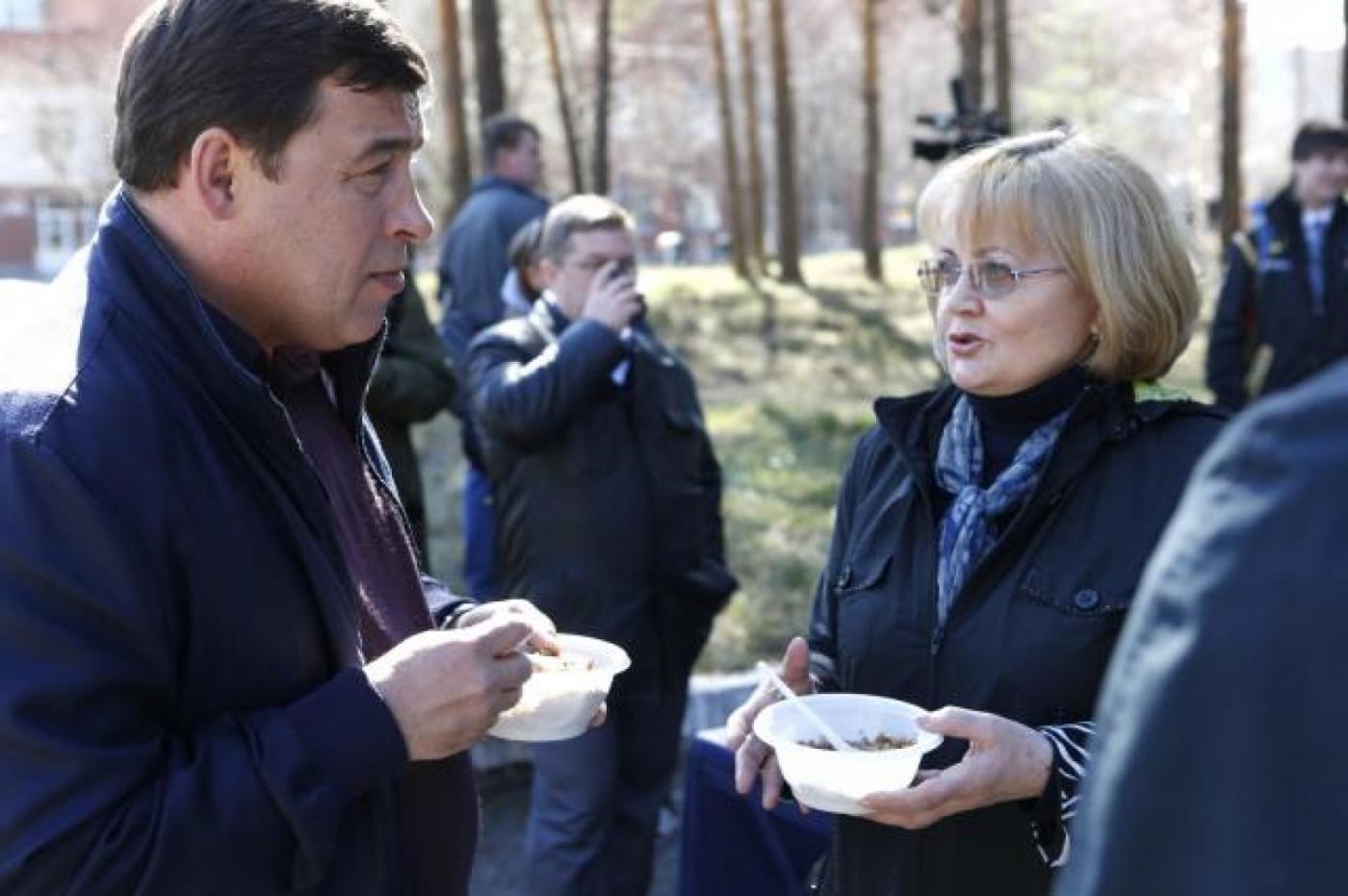 «С губернатором сажать деревья вдвойне приятнее». Бабушкина ассистировала Куйвашеву на субботнике - Фото 1