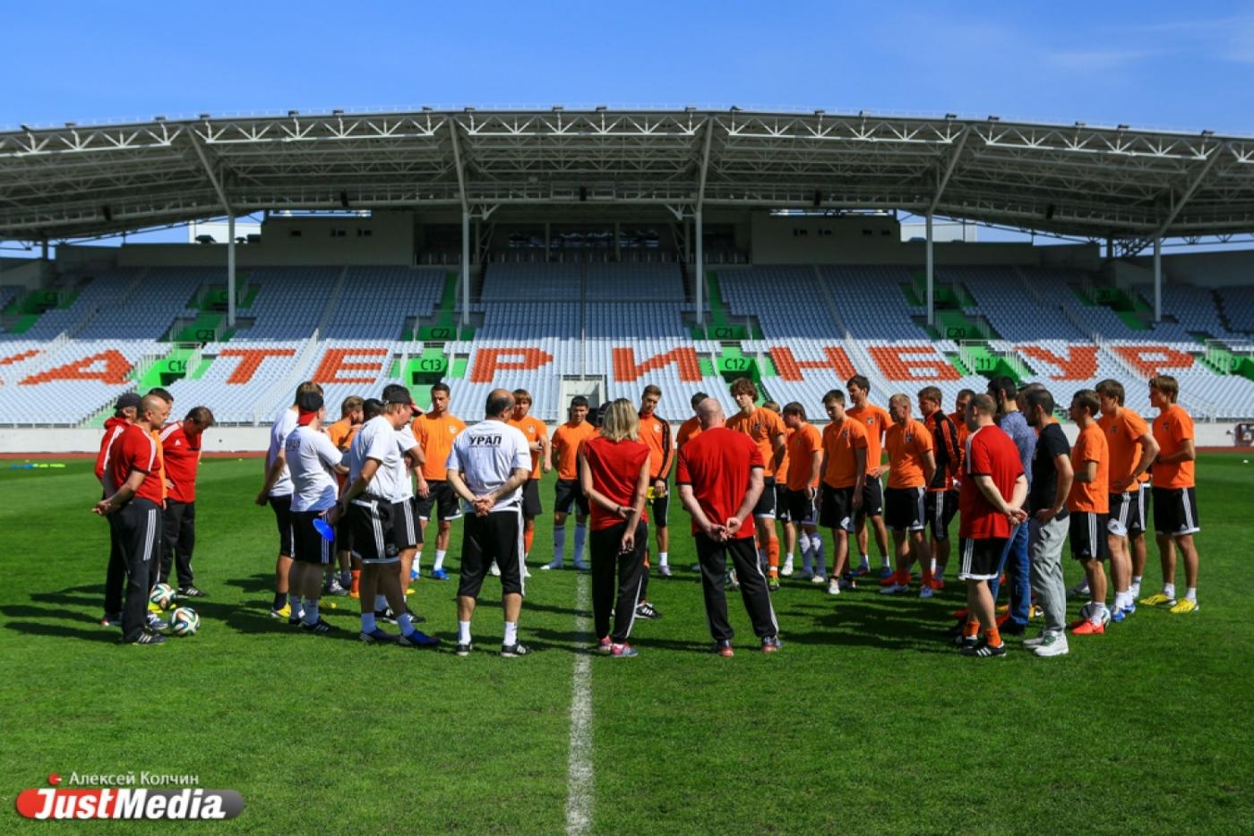 В чемоданном настроении: футболисты «Урала» готовятся к последнему перед отпуском матчу, а руководство клуба уже думает о переезде - Фото 1