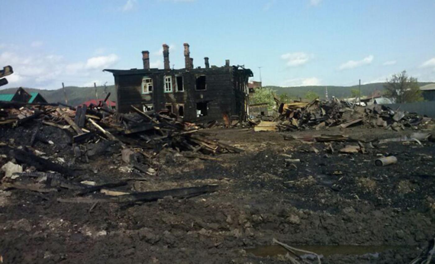 «Тушить начали примерно через два с половиной часа, когда один из домов уже рухнул». Пожар в Саране глазами очевидцев - Фото 1