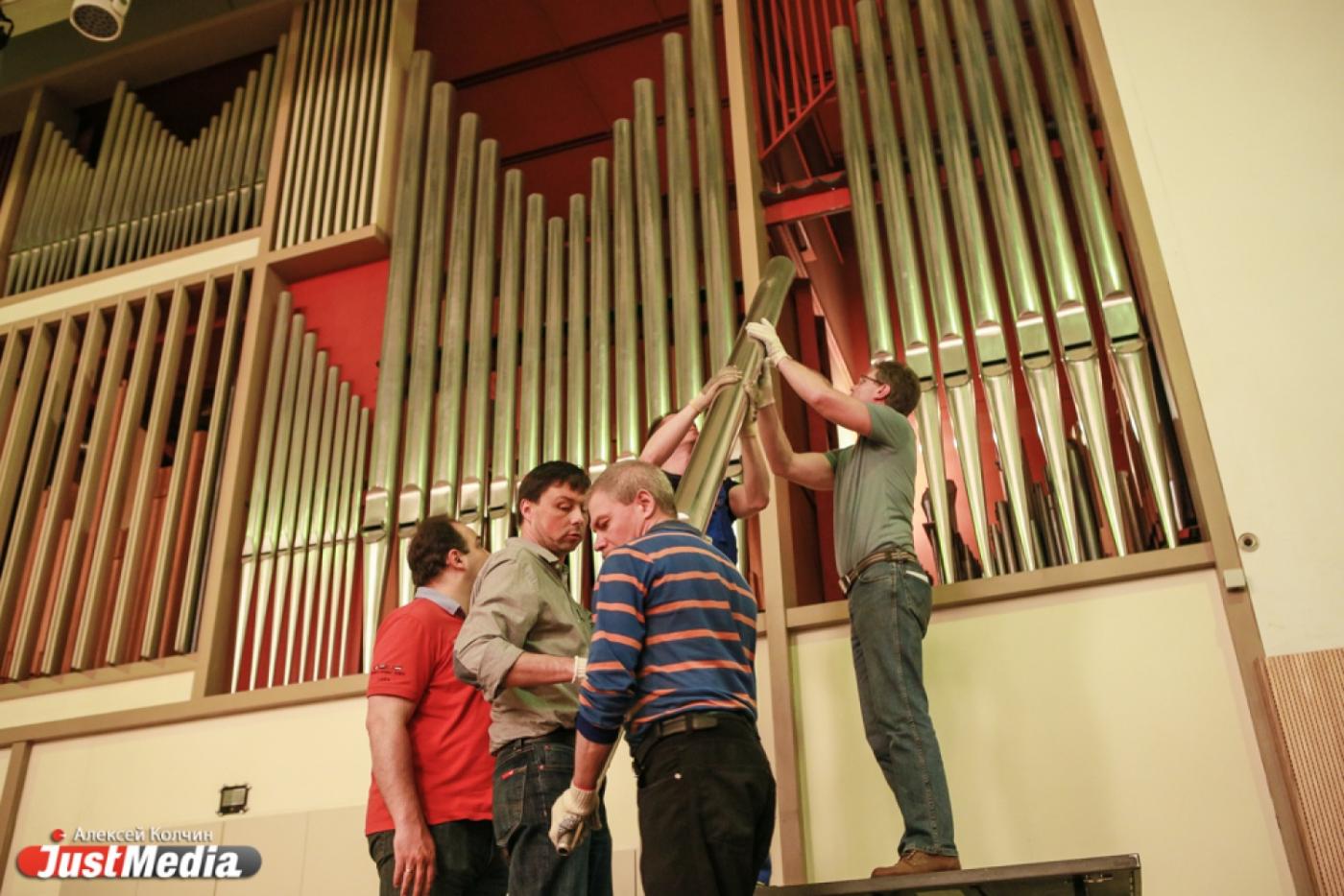В Свердловской филармонии немцы разобрали орган. Стоимость реставрации составит порядка 20 миллионов - Фото 1
