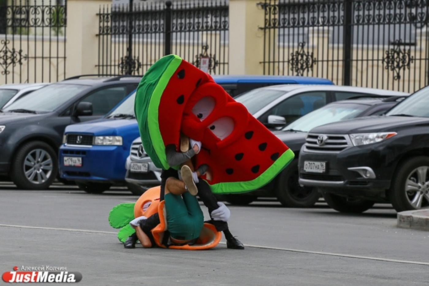 Кусок арбуза и морковка подрались у здания полпредства  - Фото 1
