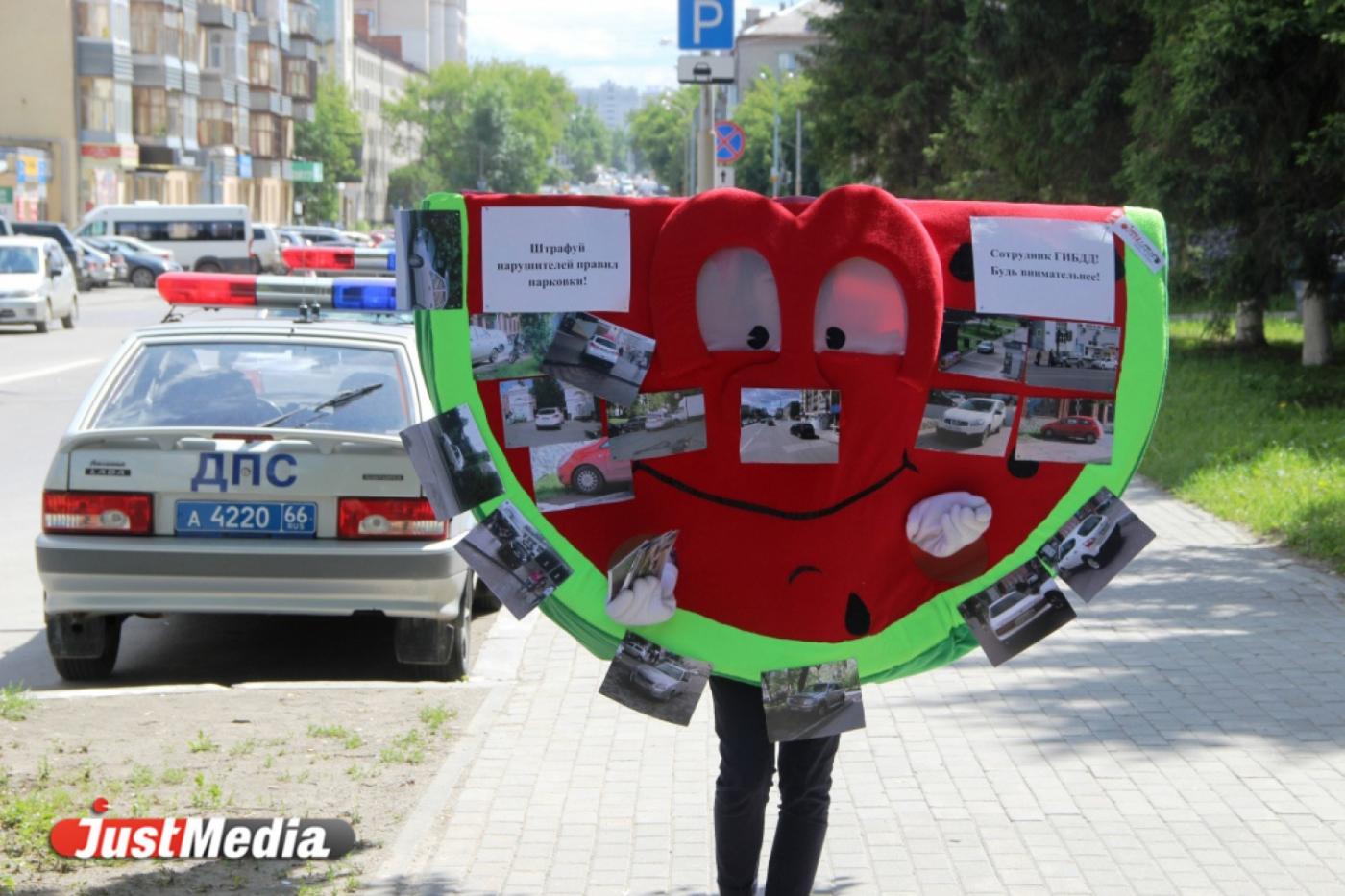 У здания ГИБДД «большой арбуз» устроил фотовыставку, показав инспекторам заядлых нарушителей правил парковки - Фото 1