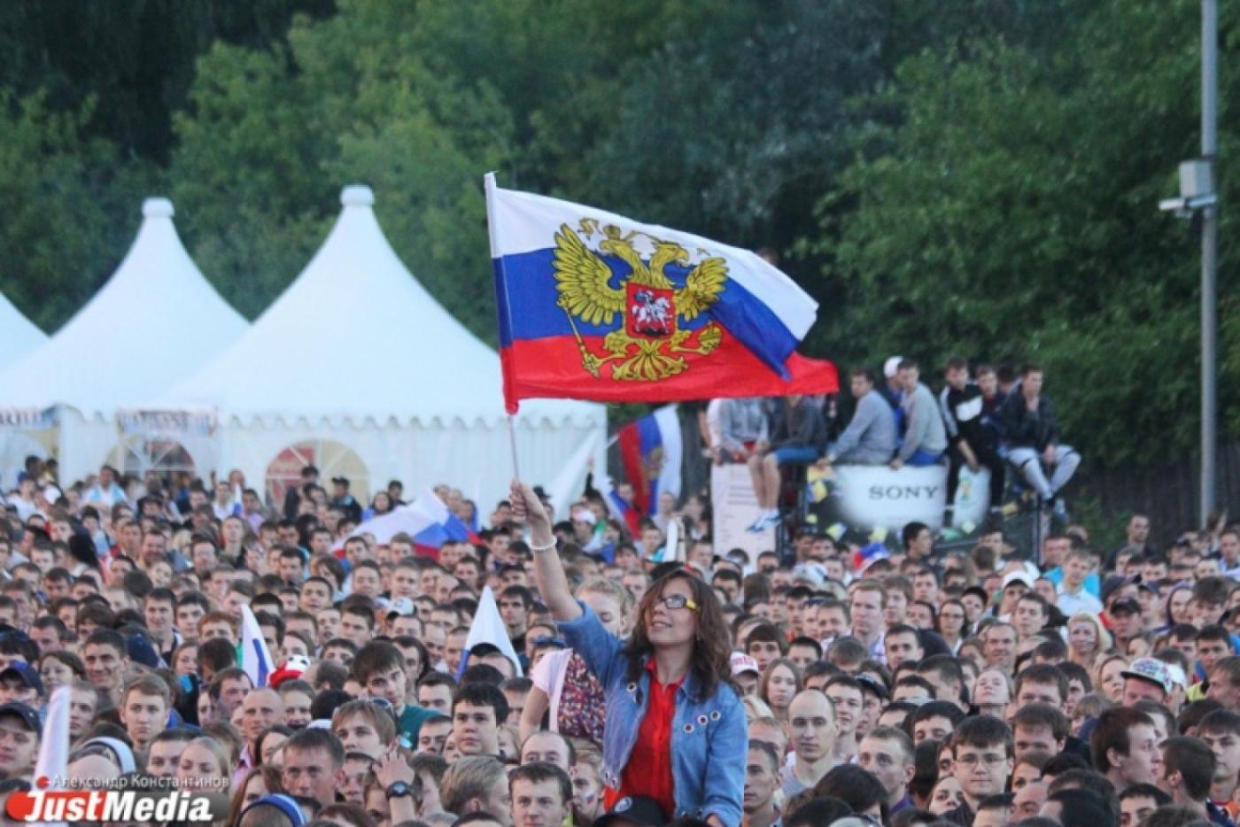 День ожиданий в Фан-зоне: футболисты 'Урала' ждали болельщиков, болельщики победы, а чиновники инспектора FIFA - Фото 1