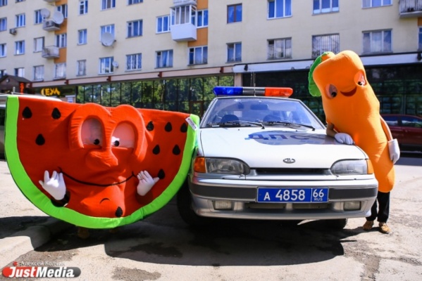 Угрозы, арбуз и жалобы. Журналисты JustMedia.Ru проехались по центру города с инспектором ДПС и оштрафовали десятки водителей - Фото 1