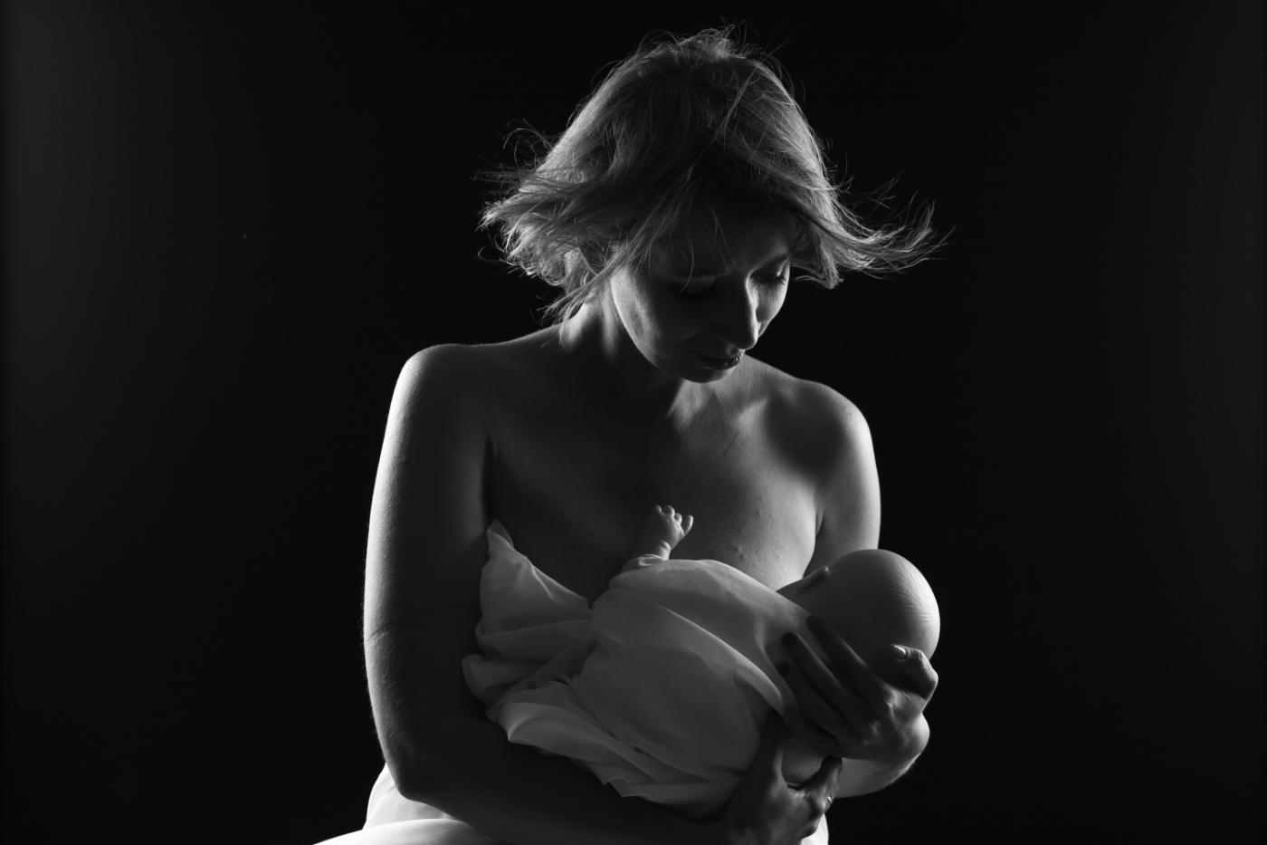 JustMedia против суррогатов! Наши девочки разделись, чтобы призвать женщин кормить детей грудью. ФОТО 18+ - Фото 1