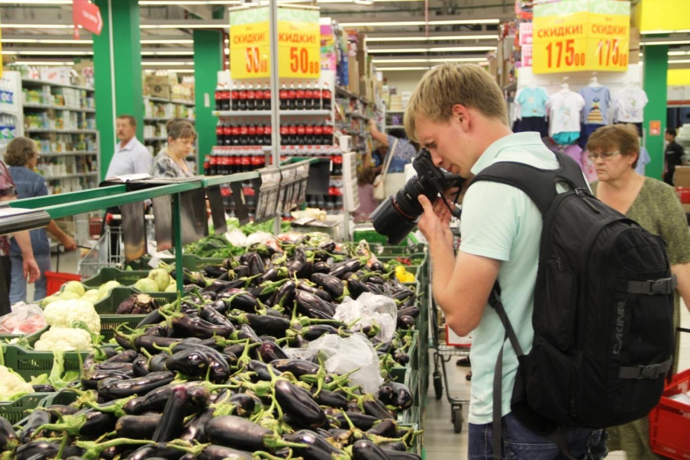 Журналисты JustMedia.Ru отправились с фотоаппаратом в рейд по торговым точкам и были взяты в кольцо толпой охранников - Фото 1