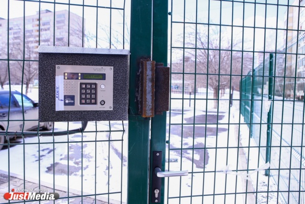 «Вы на социальную жилку-то не давите». Екатеринбургская УК забаррикадировала ворота детской школы искусств - Фото 1