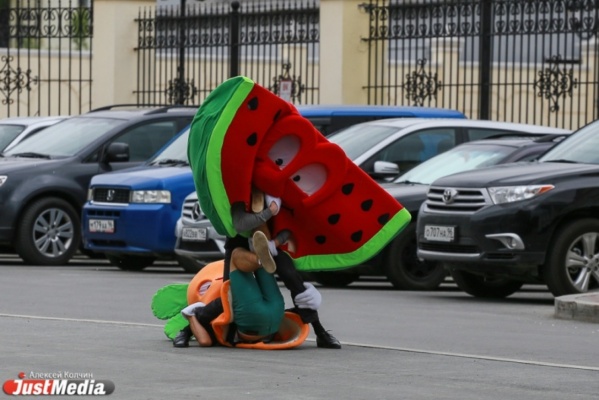 Кусок арбуза и морковка подрались у здания полпредства  - Фото 1