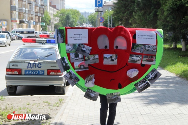 У здания ГИБДД «большой арбуз» устроил фотовыставку, показав инспекторам заядлых нарушителей правил парковки - Фото 1