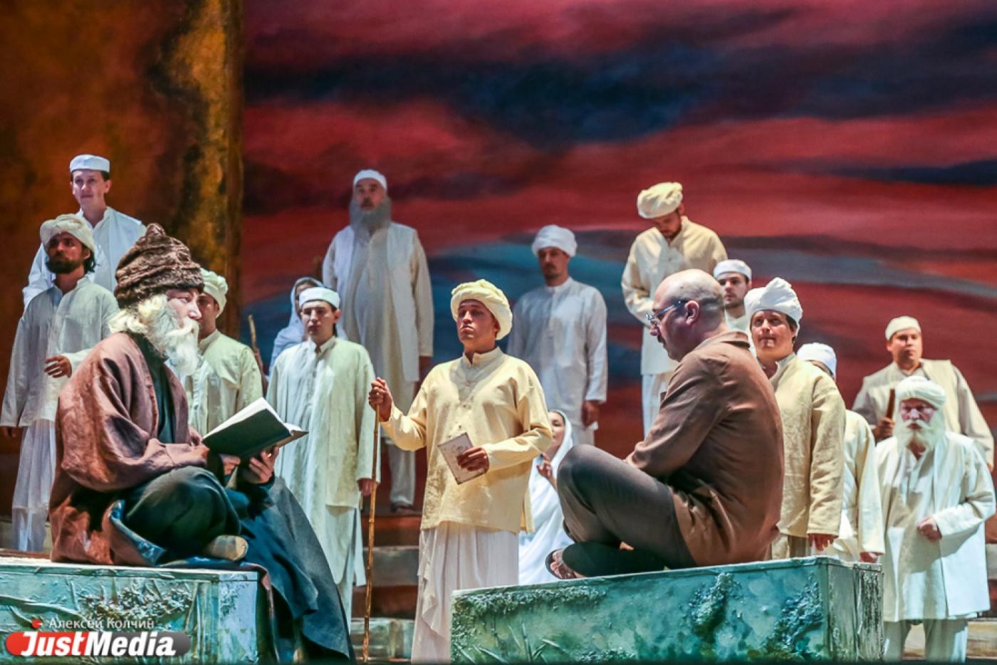 «Это не стремление выпендриться, а стремление показать другой театр». Постановщики «Сатьяграха» уверены, что зрители Оперного будут в трансе - Фото 1