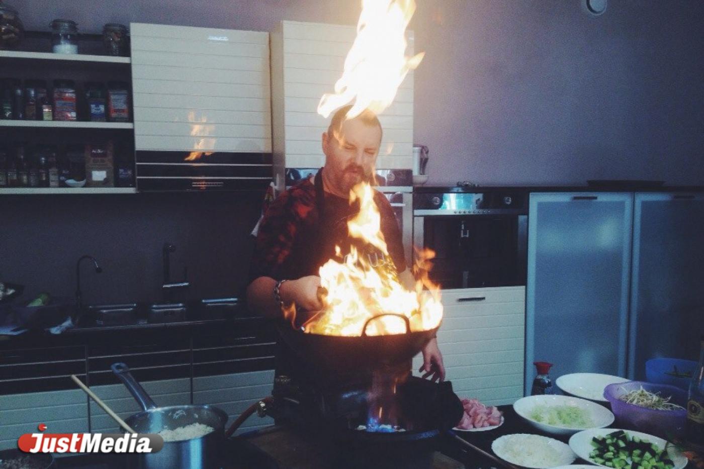 Огонь, еда и кукурузное масло! Именитый шеф-повар, бизнесмен и байкер накормил и обаял публику, даже не подпалив усы - Фото 1