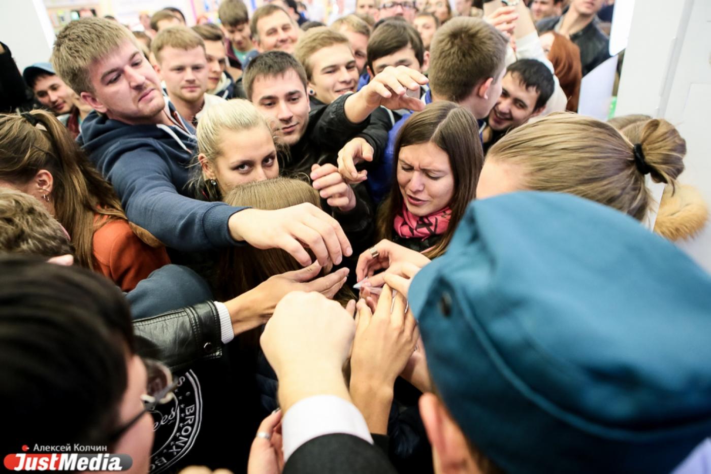 «iPhone 6 сегодня купить сложнее, чем оружие!». В Екатеринбурге стартовали продажи долгожданной «яблочной» новинки (ФОТО) - Фото 1