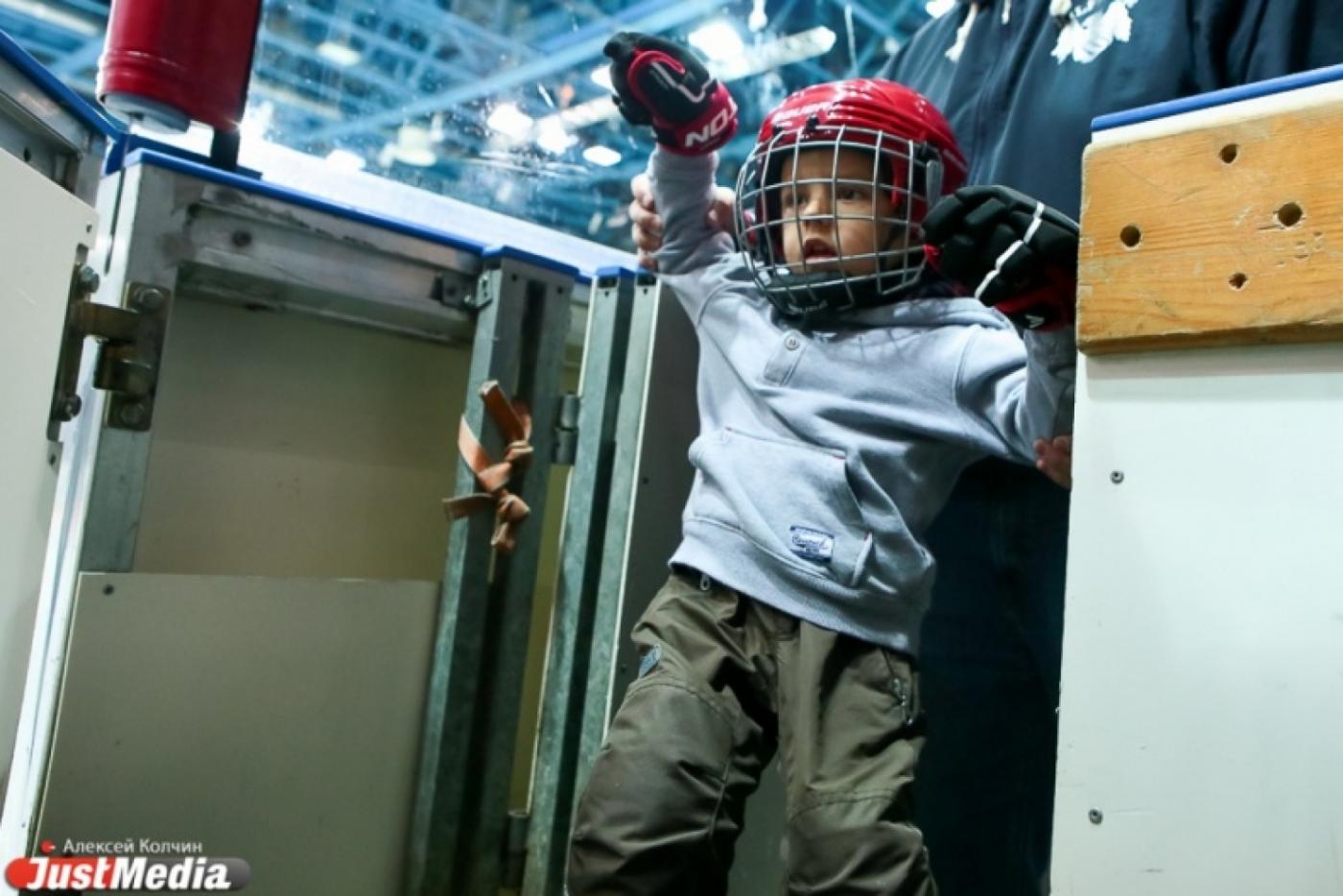 Четыре года, а уже с клюшкой! «Автомобилист» принял под свое крыло начинающих хоккеистов - Фото 1