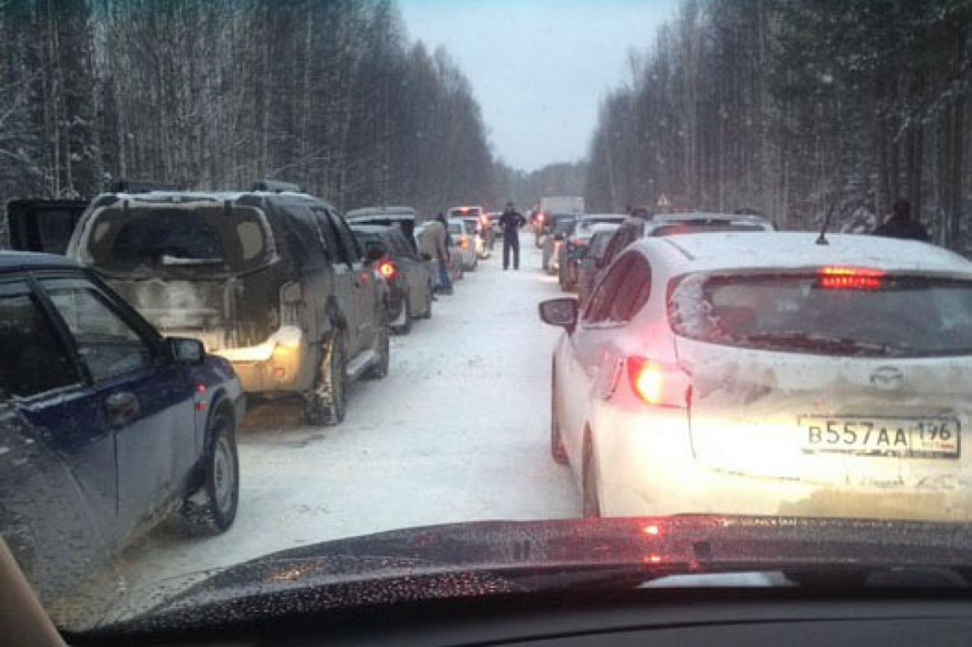 «Управление автомобильных дорог» не увидело гололед и снегопад. Коллапс на трассах области произошел из-за халатности дорожников - Фото 1