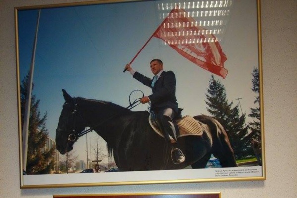 Дартс, биография деда, плакаты из Вьетнама и пожелание от «Песняров». Областные депутаты рассказали, чем украшают стены своих кабинетов. ФОТО