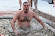 «Ноги примерзли ко льду, но я был спокоен: перекрестился, помолился и нырнул». Известные уральские политики и бизнесмены рассказали о Крещенских купаниях