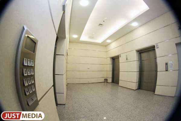 Угрожают и тратят наши деньги. Жильцы екатеринбургской новостройки борются с навязанной им управляющей компанией