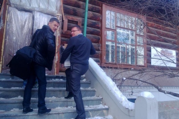 Илья Ананьев и Дмитрий Федечкин дарят свой прощальный подарок Екатеринбургу - библиотеку, собранную ими для Дома журналистов. ФОТО из Фейсбука Дмитрия Федечкина.