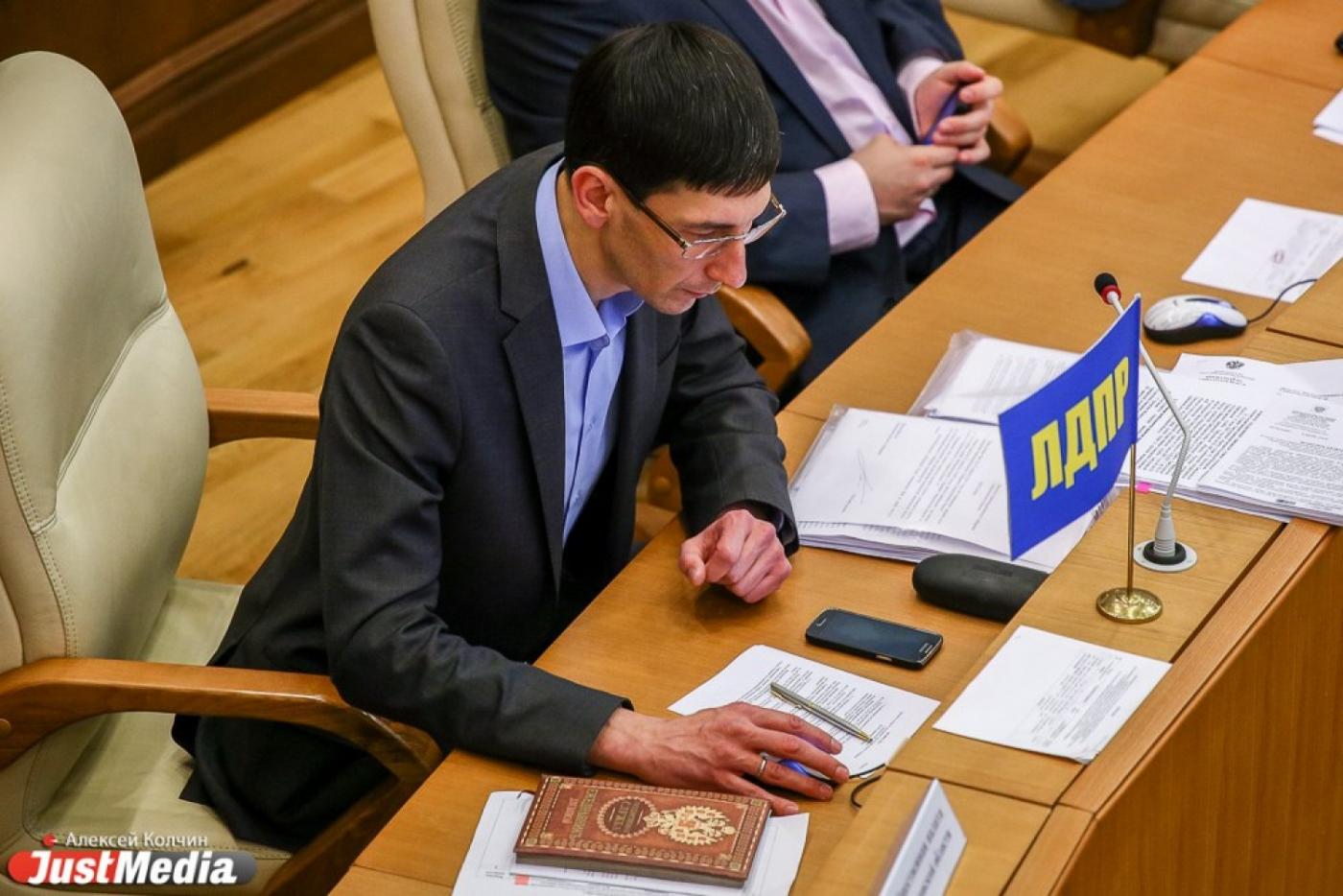  «Без мандата меня могут «съесть», но ради партии готов на все». Сизов считает свою кандидатуру достойной кресла координатора регионального отделения ЛДПР. ИНТЕРВЬЮ - Фото 1