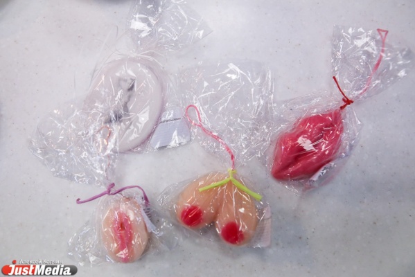 Журналисты JustMedia попробовали себя в роли продавцов-стажеров в эротическом магазине ЧАСТЬ 1 - Фото 1