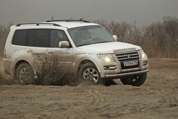Легенды «Дакара» приехали на Урал! Под Екатеринбургом прошел внедорожный тест-драйв с именитым автогонщиком - Фото 1