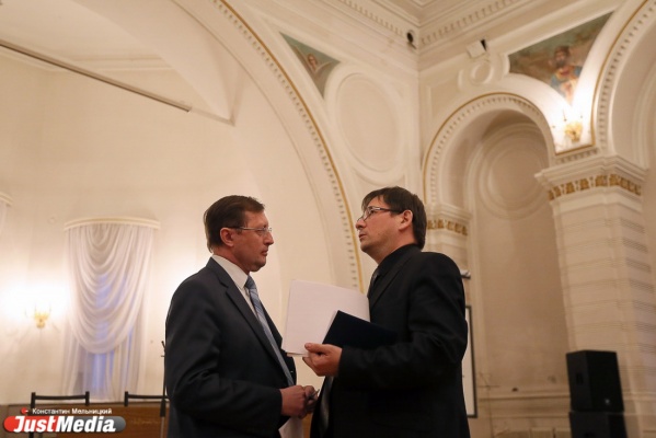 «Надо просто встать и уйти!». Свердловский министр культуры, обозленный папа-депутат и еще сотня родителей провели встречу в зале хорового колледжа