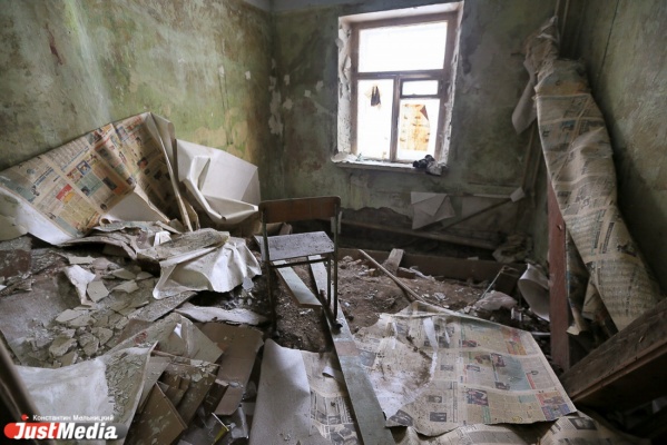 «Замурованные окна, сырость и трещины по несущим стенам». JustMedia.Ru побывал в разваливающихся на глазах усадьбах Максимова