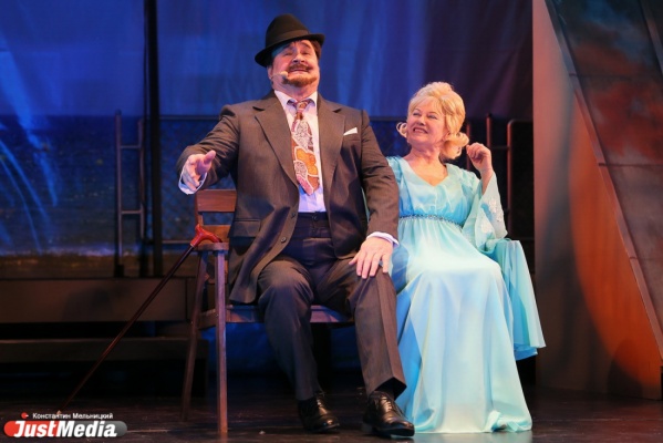 Дальневосточная любовь и волшебное «zusammen». Одиночество на сцене Свердловской музкомедии доверили сыграть крепкой семейной паре