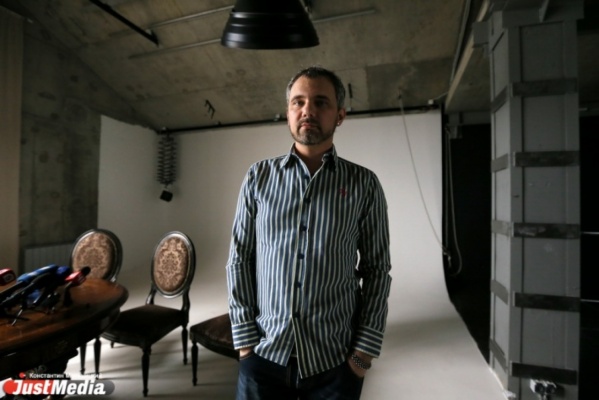 «Ну, вот как, это могло быть так просто?» Фотограф Дмитрий Лошагин впервые провел для СМИ экскурсию по своей лофт-студии 