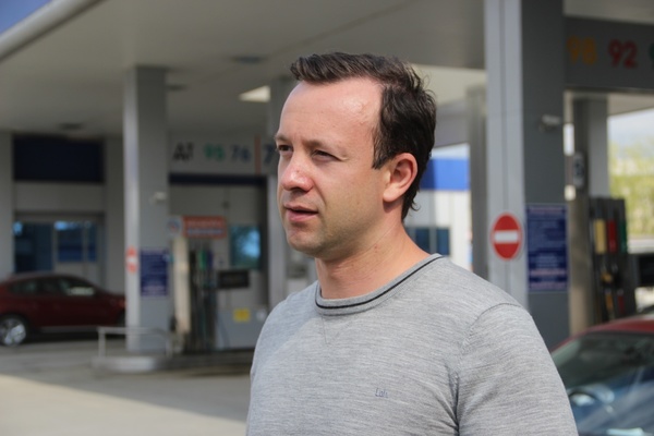 Вдыхали запах бензина и гремели канистрами. Депутат Коробейников в компании общественников и журналистов отправился в рейд по автозаправкам