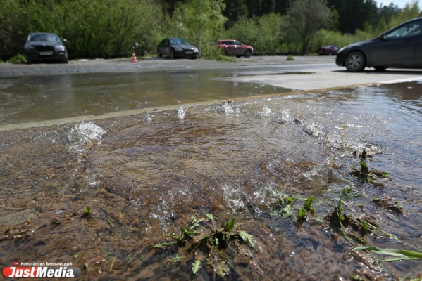 «Ходить можно только в болотниках и противогазе». «Ароматные фонтаны» забили из-под земли в нескольких дворах на Соболева