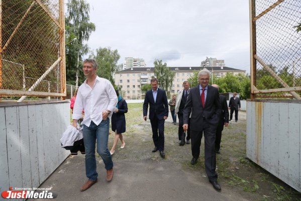 Больница без финансирования, проблемный ТЦ и идеальный квартал. Александр Якоб объехал Октябрьский район