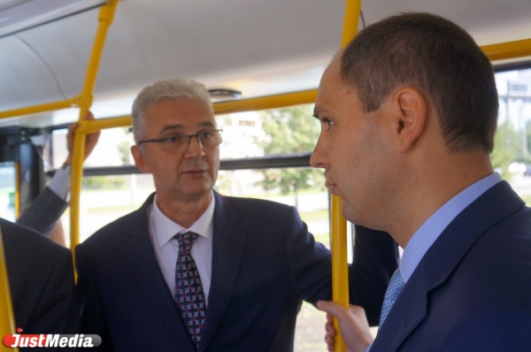 «Наверное, я и сам буду иногда на них ездить». Паслер и Якоб сделали круг по городу на новеньком зеленом МАЗе. ФОТО