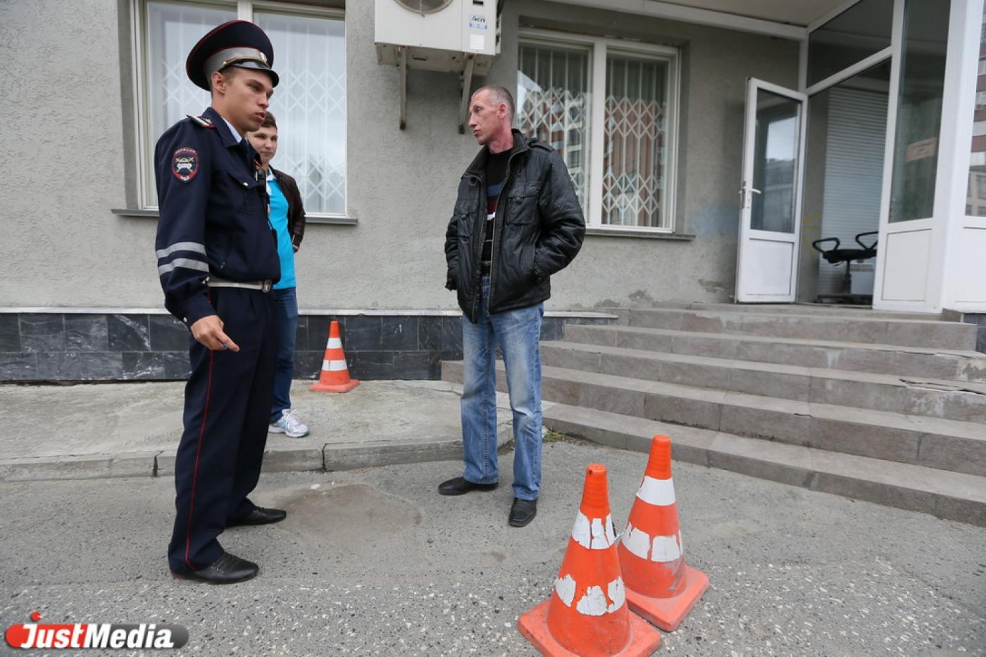 Журналисты JustMedia устроили разборки с захватчиками парковок - Фото 1